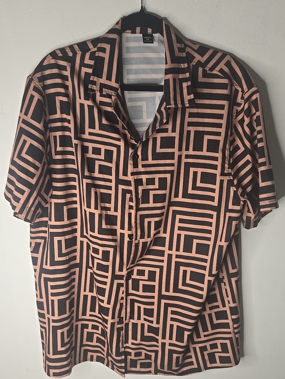 Men's Short-Sleeve Geometric Button-Down Shirt in Pink and Black